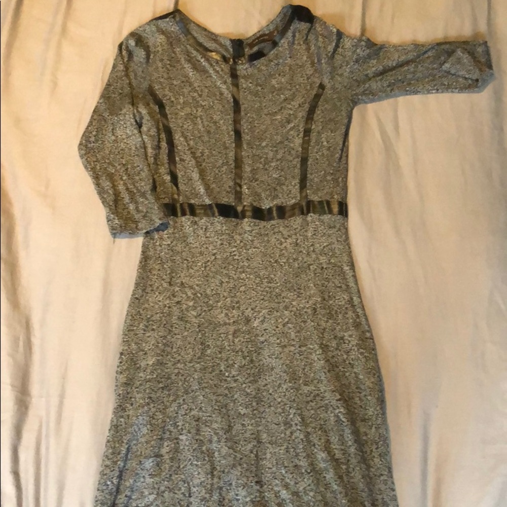 Gray speckled 3/4 length sleeve dress.